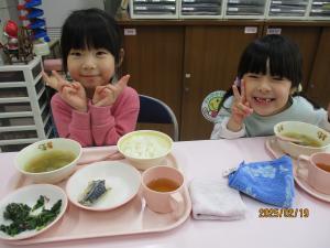 職員室で給食を食べる様子　2