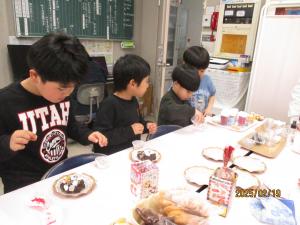 トッピングを選ぶ様子　