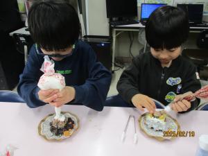 クリームを絞る様子　1
