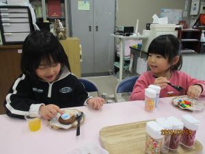 作ったデザートを食べる様子　1