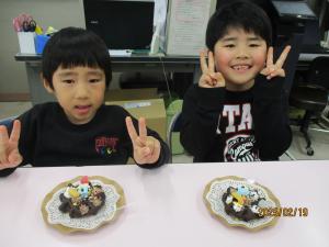 作ったデザートを食べる様子　2