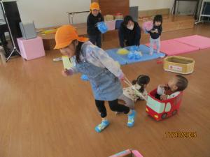 箱車で遊ぶ0歳児と5歳児　1