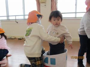 箱車に1歳児を乗せる5歳児