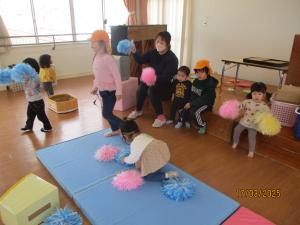 一緒にダンスをする0歳児と5歳児