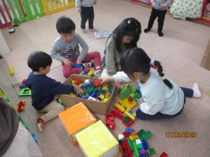 玩具で一緒に遊ぶ1歳児と5歳児　1
