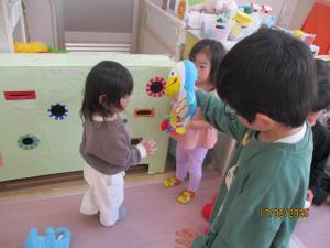 ぬいぐるみで遊ぶ1歳児と5歳児　1