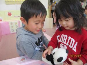 ぬいぐるみで遊ぶ1歳児と5歳児　2