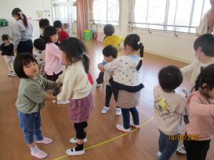 なべなべそこぬけ　2歳児と5歳児　1