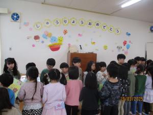 プレゼントを渡している4歳児