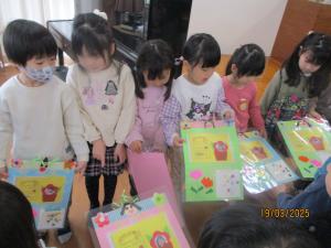 プレゼントを受け取る5歳児