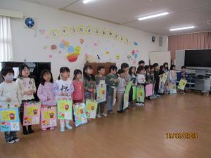 歌のプレゼントをする5歳児