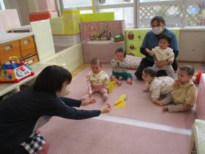 ちょうちょを見ている　0歳児　1