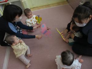 ちょうちょを見ている　0歳児　2