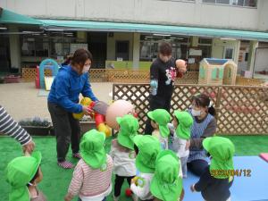 アンパンマンの登場を喜ぶ　1歳児