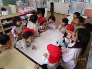 手袋シアターを見る　2歳児