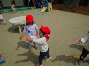 しゃぼん玉を楽しむ　2歳児