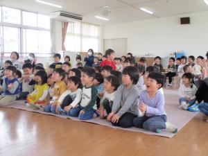 マジックショーを見る　4歳児
