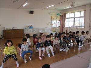 担任紹介を聞く　3歳児