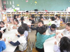 ジュースを飲む　5歳児
