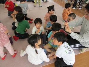 ゼリーを食べている　4歳児