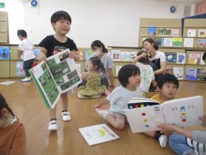 絵本を見ている3歳児