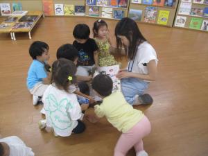 絵本を読んでもらう　3歳児
