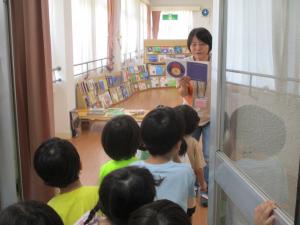 絵の本ひろばに入っていく　4歳児