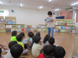 くるりんぱ　の絵本を見る4歳児