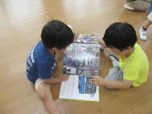 絵本を読む　4歳児