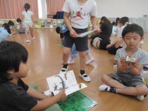 パラパラ絵本を見る　5歳児