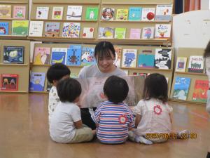 絵本を読んでもらう　2歳児