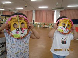 顔はめ絵本を楽しむ　2歳児