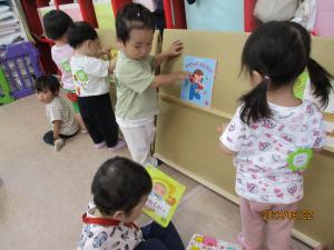 絵本を見る　1歳児