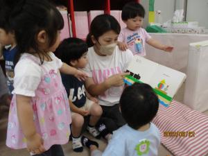 絵本を読んでもらう　1歳児