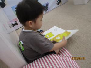 絵本を見る　1歳児　2