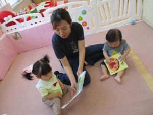 絵本を保育士と一緒に見る　0歳児