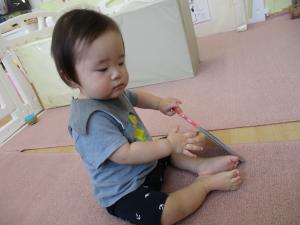 絵本を触る　0歳児　2