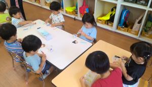 2歳児七夕製作の様子
