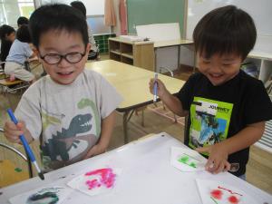 ３歳児七夕の製作の様子