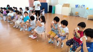３歳児ジュースを飲んでいる