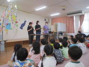ハンドベルを演奏している