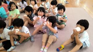 ４歳児ジュースを飲んでいる様子
