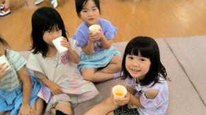 ５歳児ジュースを飲んでいる様子
