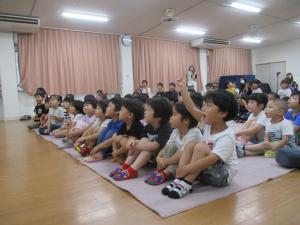 マジックショーを見ている　4歳児