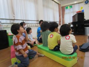 マジックショーを見ている　2歳児
