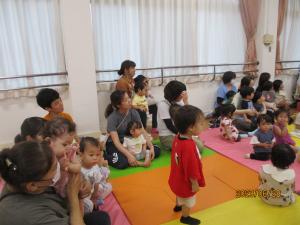 マジックショーを見ている　0、1歳児