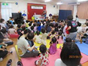 マジックショーを見ている　1歳児