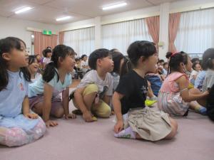 マジックショーを見ている　5歳児