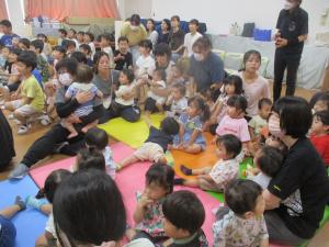 演奏を聴いている0、1歳児