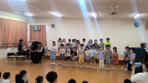 「ホホホ」の歌を披露する　5歳児
